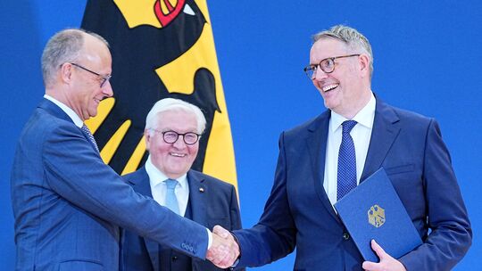 Gratulationen an Alexander Schweitzer, den neuen Bundesminister für Arbeit und Soziales, durch Bundeskanzler Friedrich Merz (lin Gratulationen an Alexander Schweitzer, den neuen Bundesminister für Arbeit und Soziales, durch Bundeskanzler Friedrich Merz (lin