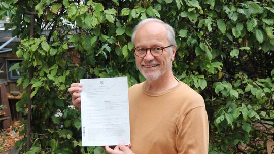 Hugo Bader mit der unberechtigten Rechnung, die ihm vermeintliche Betrüger geschickt haben. Hugo Bader mit der unberechtigten Rechnung, die ihm vermeintliche Betrüger geschickt haben.