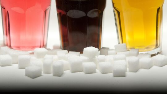 Limo, Cola, Energydrinks und Co. sollen künftig teurer werden. Dabei gilt die Devise: je süßer, desto teurer. Die schwarz-rote B Limo, Cola, Energydrinks und Co. sollen künftig teurer werden. Dabei gilt die Devise: je süßer, desto teurer. Die schwarz-rote B