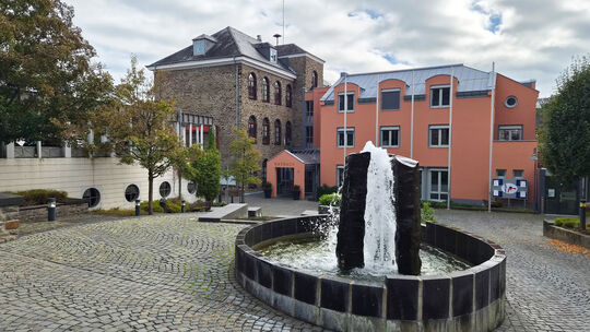 Vallendar wird von vielen Studenten als sehr angenehmer Ort angesehen. Viele mögen die Atmosphäre und die Landschaft der Region. Vallendar wird von vielen Studenten als sehr angenehmer Ort angesehen. Viele mögen die Atmosphäre und die Landschaft der Region.