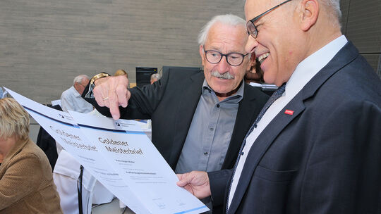 Die Auszeichnung mit den Goldenen, Diamantenen, Eisernen oder Platin-Meisterbriefen ist HwK-Präsident Kurt Krautscheid ein Herze Die Auszeichnung mit den Goldenen, Diamantenen, Eisernen oder Platin-Meisterbriefen ist HwK-Präsident Kurt Krautscheid ein Herze