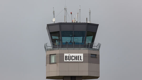 Der Tower des Fliegerhorsts Büchel - auf dem Bundeswehrstützpunkt in der Eifel laufen gerade viele Veränderungen, auch organisat Der Tower des Fliegerhorsts Büchel - auf dem Bundeswehrstützpunkt in der Eifel laufen gerade viele Veränderungen, auch organisat