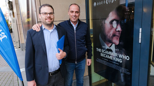 Regisseur Jorge Cebrián (rechts) ist mit dem Film „The Scammer Who Became King“ ein opulentes Werk über das bizarre Leben von Bo Regisseur Jorge Cebrián (rechts) ist mit dem Film „The Scammer Who Became King“ ein opulentes Werk über das bizarre Leben von Bo