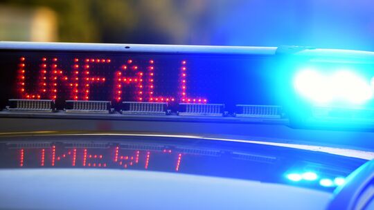 Kurz vor Thür ist auf der B256 ein Unfall passiert. Die Polizei sucht Zeugen. Kurz vor Thür ist auf der B256 ein Unfall passiert. Die Polizei sucht Zeugen.