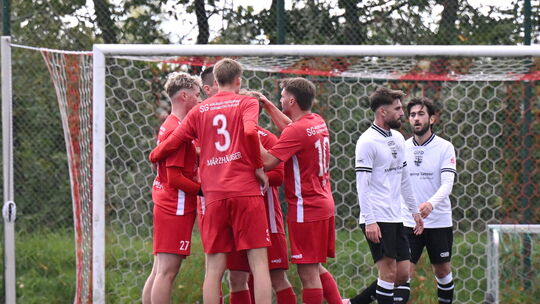 Malberg (in Rot) jubelt, Mayen nicht: Im Aufsteigerduell behielt die SG mit 4:1 klar die Oberhand gegen das Schlusslicht. Malberg (in Rot) jubelt, Mayen nicht: Im Aufsteigerduell behielt die SG mit 4:1 klar die Oberhand gegen das Schlusslicht.