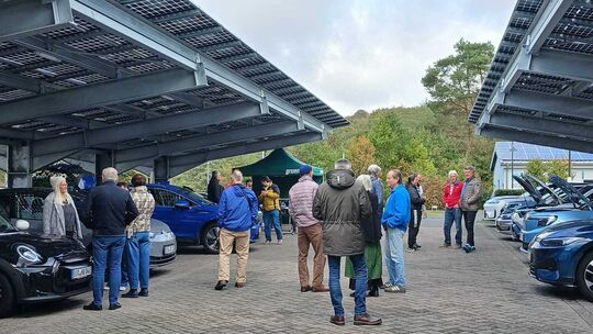 Großes Interesse an der Elektromobilität: Schon früh kamen Besucher an den Solar-Carports zusammen, um die ausgestellten Fahrzeu Großes Interesse an der Elektromobilität: Schon früh kamen Besucher an den Solar-Carports zusammen, um die ausgestellten Fahrzeu