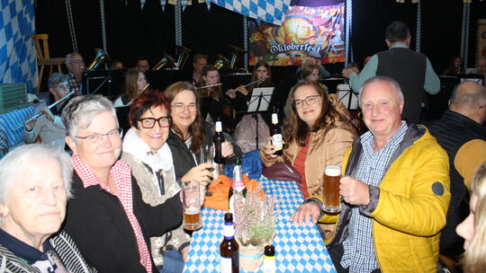 "Ein Prosit der Gemütlichkeit!" Der Förderverein der Freiwilligen Feuerwehr Zettingen hatte zu einem Oktoberfest in die Blaulich "Ein Prosit der Gemütlichkeit!" Der Förderverein der Freiwilligen Feuerwehr Zettingen hatte zu einem Oktoberfest in die Blaulich