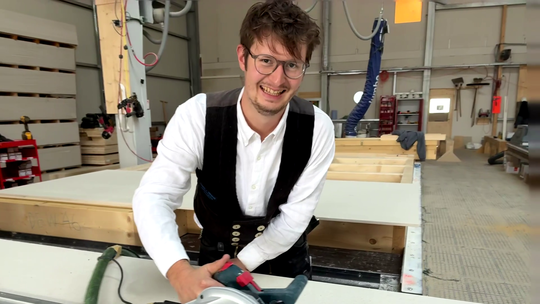 Spaß bei der Arbeit muss sein: In der Werk- und Produktionshalle seines Betriebs in Simmern bearbeitet Tobias Schreiner an der K Spaß bei der Arbeit muss sein: In der Werk- und Produktionshalle seines Betriebs in Simmern bearbeitet Tobias Schreiner an der K