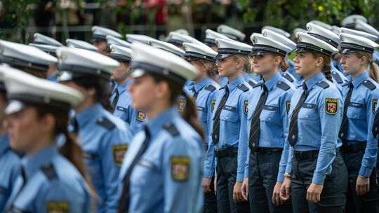 Hat Rheinland-Pfalz genug Polizistinnen und Polizisten? Und finden diese in ihren Dienststellen Bedingungen vor, die es ihnen er Hat Rheinland-Pfalz genug Polizistinnen und Polizisten? Und finden diese in ihren Dienststellen Bedingungen vor, die es ihnen er
