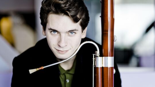 Der 1994 in Koblenz-Niederberg geborene Theo Plath ist seit 2019 Solo-Fagottist im hr-Sinfonieorchester und seit 2024 Professor Der 1994 in Koblenz-Niederberg geborene Theo Plath ist seit 2019 Solo-Fagottist im hr-Sinfonieorchester und seit 2024 Professor