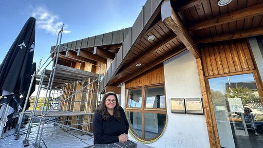 Auch an der Fassade der Montabaurer Tennishalle wird gearbeitet: Inhaberin Isabel Piwowarsky passt das Äußere dabei der Farbgebu Auch an der Fassade der Montabaurer Tennishalle wird gearbeitet: Inhaberin Isabel Piwowarsky passt das Äußere dabei der Farbgebu