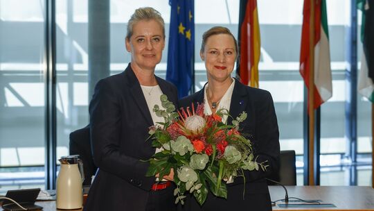 Der Rat der Stadt Gelsenkirchen wählte vor Kurzem Dörte Schall (rechts) für die Dauer von acht Jahren zur Beigeordneten für den Der Rat der Stadt Gelsenkirchen wählte vor Kurzem Dörte Schall (rechts) für die Dauer von acht Jahren zur Beigeordneten für den