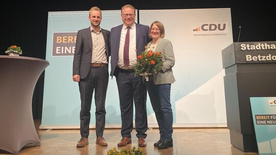 Der CDU-Kreisvorsitzende Matthias Reuber (links) gehörte zu den ersten Gratulanten. Tobias Gerhardus (neben ihm seine Ehefrau Ma Der CDU-Kreisvorsitzende Matthias Reuber (links) gehörte zu den ersten Gratulanten. Tobias Gerhardus (neben ihm seine Ehefrau Ma