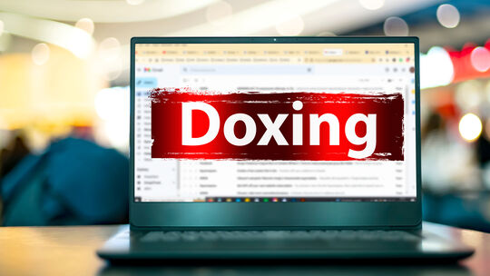 Unter „Doxing“ versteht man eine bestimmte Form von Cybermobbing, bei der persönliche Informationen über Personen gesammelt und Unter „Doxing“ versteht man eine bestimmte Form von Cybermobbing, bei der persönliche Informationen über Personen gesammelt und