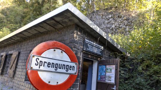 Originalgetreue Requisiten aus der Zeit des aktiven Basaltabbaus in Bad Marienberg sind heute noch im Basaltpark, einem renaturi Originalgetreue Requisiten aus der Zeit des aktiven Basaltabbaus in Bad Marienberg sind heute noch im Basaltpark, einem renaturi