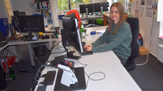 Amelie Klein an ihrem Schreibtisch im Großraumbüro bei der EMDE Automation GmbH in Nassau. Sie entschied sich bewusst für eine A Amelie Klein an ihrem Schreibtisch im Großraumbüro bei der EMDE Automation GmbH in Nassau. Sie entschied sich bewusst für eine A