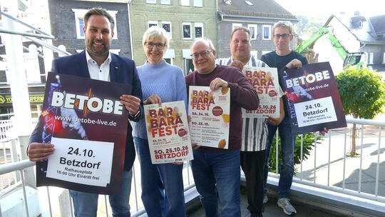 Bürgermeister Johannes Behner, die Vorsitzenden der Aktionsgemeinschaft und Florian Fuchs, Schlagzeuger von "Betobe“ freuen sich Bürgermeister Johannes Behner, die Vorsitzenden der Aktionsgemeinschaft und Florian Fuchs, Schlagzeuger von "Betobe“ freuen sich
