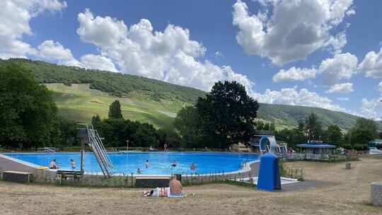 Ein privater Investor möchte beim Moselbad in Bernkastel-Kues einsteigen. Das wirft viele Fragen auf. (Archivbild) Ein privater Investor möchte beim Moselbad in Bernkastel-Kues einsteigen. Das wirft viele Fragen auf. (Archivbild)