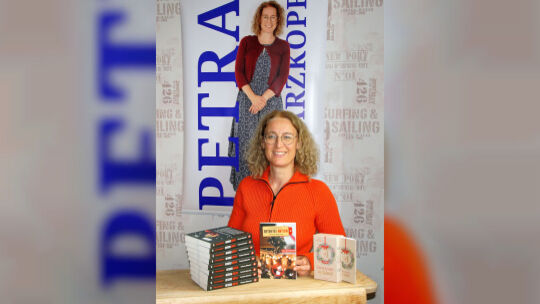 Petra Schwarzkopf mit ihren beiden neuen Büchern: dem Sonderband „Trickreiche Weihnachten“ der Reihe „Detektei Anton“ und der No Petra Schwarzkopf mit ihren beiden neuen Büchern: dem Sonderband „Trickreiche Weihnachten“ der Reihe „Detektei Anton“ und der No