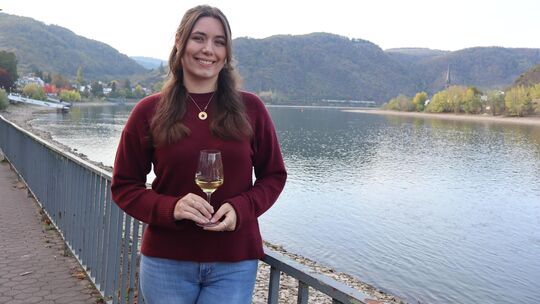 Viktoria Perll aus Boppard kandidiert für das Amt der 56. Mittelrhein-Weinkönigin. Viktoria Perll aus Boppard kandidiert für das Amt der 56. Mittelrhein-Weinkönigin.