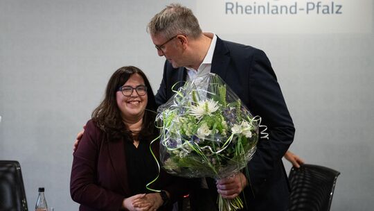 Alexander Schweitzer (SPD), ehemaliger Fraktionsvorsitzender und neuer Bundesminister für Arbeit und Soziales, übergibt einen Bl Alexander Schweitzer (SPD), ehemaliger Fraktionsvorsitzender und neuer Bundesminister für Arbeit und Soziales, übergibt einen Bl