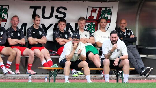 Von der zweiten Reihe in die erste: Mayens Sportlicher Leiter Nikolai Foroutan (hinten rechts) wird bis zur Winterpause auch das Von der zweiten Reihe in die erste: Mayens Sportlicher Leiter Nikolai Foroutan (hinten rechts) wird bis zur Winterpause auch das