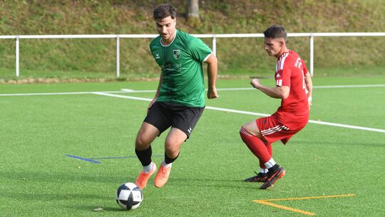 Timon Konstantinidis (am Ball, hier im Spiel gegen Reitzenhain mit William Huth) avancierte im Oberelberter Wiesengrund zum Matc Timon Konstantinidis (am Ball, hier im Spiel gegen Reitzenhain mit William Huth) avancierte im Oberelberter Wiesengrund zum Matc