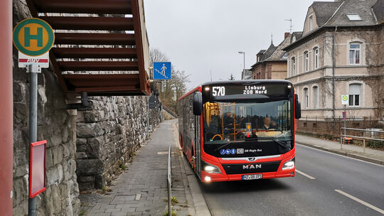 Die Zusatzhaltestellen für den schnellen Umstieg zwischen dem Aartal-Regiobus 570 und den Regionalbahnen (RB23) in Diez kamen in Die Zusatzhaltestellen für den schnellen Umstieg zwischen dem Aartal-Regiobus 570 und den Regionalbahnen (RB23) in Diez kamen in