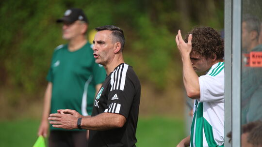 Oliver Kost (Mitte) sah zum ersten Mal in dieser Saison keinen Punktspiel-Sieg seines VfL Weierbach. Oliver Kost (Mitte) sah zum ersten Mal in dieser Saison keinen Punktspiel-Sieg seines VfL Weierbach.
