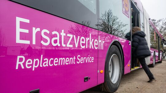 Noch bis zum 12. Dezember ersetzen Busse zwischen Troisdorf und Koblenz den Zugverkehr auf der rechten Rheinseite. Am 13. Dezemb Noch bis zum 12. Dezember ersetzen Busse zwischen Troisdorf und Koblenz den Zugverkehr auf der rechten Rheinseite. Am 13. Dezemb
