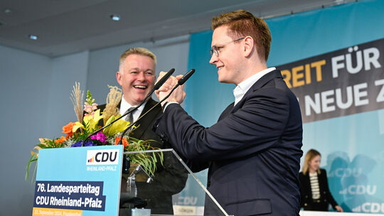 Ein eingespieltes Team: Ministerpräsident Gordon Schnieder (links) hält große Stücke auf seinen Generalsekretär Johannes Steinig Ein eingespieltes Team: Ministerpräsident Gordon Schnieder (links) hält große Stücke auf seinen Generalsekretär Johannes Steinig