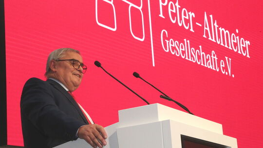 Der Preisträger Peter Müller bei seiner beeindruckenden Rede in Koblenz, wo der ehemalige saarländische Ministerpräsident ausgez Der Preisträger Peter Müller bei seiner beeindruckenden Rede in Koblenz, wo der ehemalige saarländische Ministerpräsident ausgez