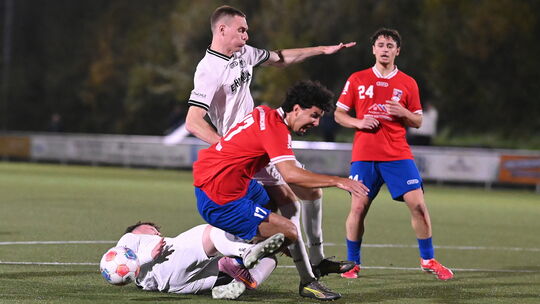 Abdullah Faruk Cifci (vorne im roten Trikot) und die SG Neitersen erlebten bei der 1:6-Klatsche in der Vorwoche in Niederfischba Abdullah Faruk Cifci (vorne im roten Trikot) und die SG Neitersen erlebten bei der 1:6-Klatsche in der Vorwoche in Niederfischba