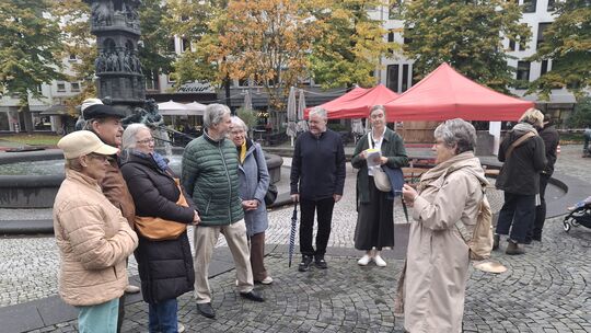 Elisabeth Weiler (rechts) begibt sich mit ihrer Gruppe auf Spurensuche jüdischen Lebens in Koblenz. Elisabeth Weiler (rechts) begibt sich mit ihrer Gruppe auf Spurensuche jüdischen Lebens in Koblenz.