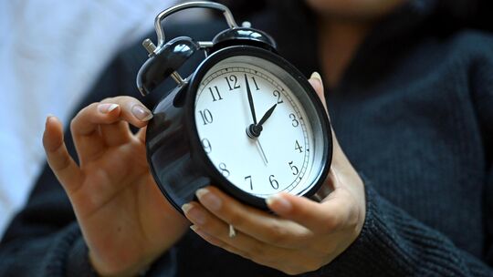 Uhren einmal zurückdrehen bitte: In der Nacht von Samstag auf Sonntag endet die Sommerzeit. Für die einen beginnt die Winterzeit Uhren einmal zurückdrehen bitte: In der Nacht von Samstag auf Sonntag endet die Sommerzeit. Für die einen beginnt die Winterzeit