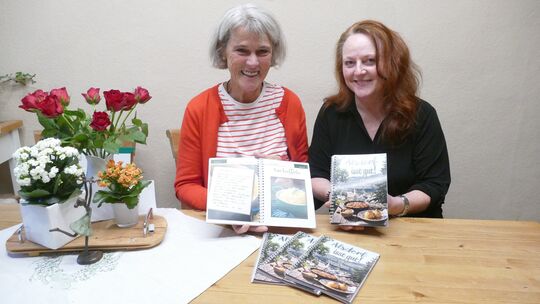 Sabine Solbach-Ruppelt und Christine Connely stellen das erste Alsdorfer Kochbuch „Alsdorf isst gut“ vor. Ein zweiter Band ist s Sabine Solbach-Ruppelt und Christine Connely stellen das erste Alsdorfer Kochbuch „Alsdorf isst gut“ vor. Ein zweiter Band ist s