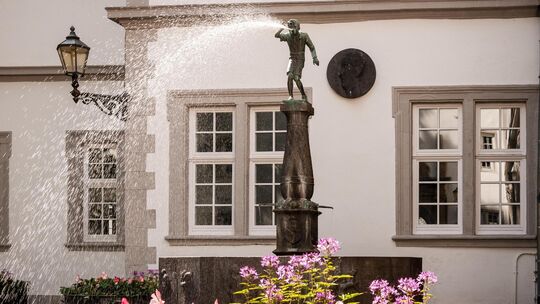 Ein Besuch am Schängelbrunnen in Koblenz darf bei keiner Stadtführung fehlen. Ein Besuch am Schängelbrunnen in Koblenz darf bei keiner Stadtführung fehlen.
