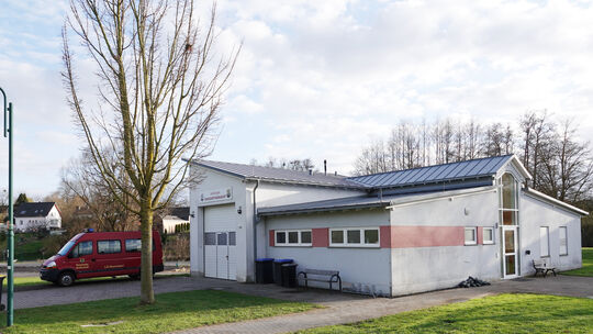 In Nierendorf muss ein Auto der Jugendfeuerwehr draußen stehen. Eine Garage im erweiterten Feuerwehrhaus soll es dennoch nicht g In Nierendorf muss ein Auto der Jugendfeuerwehr draußen stehen. Eine Garage im erweiterten Feuerwehrhaus soll es dennoch nicht g