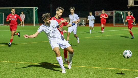 Durch einen 4:2-Heimsieg gegen den VfB Linz (in Weiß Milot Juniku) hat die SG Renerid (in Rot Furkan Tetik) im Rheinandpokal das Durch einen 4:2-Heimsieg gegen den VfB Linz (in Weiß Milot Juniku) hat die SG Renerid (in Rot Furkan Tetik) im Rheinandpokal das