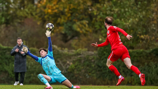 In dieser Situation blieb der Keeper des VfB Linz, Philipp Nüsse, Sieger im Duell gegen Bitburgs David Hoor. Am Ende stand ein 1 In dieser Situation blieb der Keeper des VfB Linz, Philipp Nüsse, Sieger im Duell gegen Bitburgs David Hoor. Am Ende stand ein 1