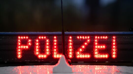 Der Schriftzug „Polizei“ an einem Polizeiauto (Symbolfoto) Der Schriftzug „Polizei“ an einem Polizeiauto (Symbolfoto)