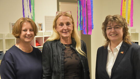 Michelle Steden, Andrea Fuß (beide Kita-Leitung) und Stadtbürgermeisterin Melanie Leicher freuen sich über die offizielle Einwei Michelle Steden, Andrea Fuß (beide Kita-Leitung) und Stadtbürgermeisterin Melanie Leicher freuen sich über die offizielle Einwei