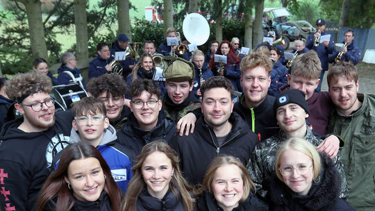 Die Anhausener Burschen und Maimädchen hatten beim Baumholen ihren Spaß. Der Musikverein Blau-Weiß Leutesdorf sorgte für den Sou Die Anhausener Burschen und Maimädchen hatten beim Baumholen ihren Spaß. Der Musikverein Blau-Weiß Leutesdorf sorgte für den Sou