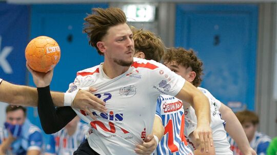 Kai Lißmann (am Ball) und HB Mülheim-Urmitz kamen beim TV Nieder-Olm nicht über ein 33:33-Unentschieden hinaus. Kai Lißmann (am Ball) und HB Mülheim-Urmitz kamen beim TV Nieder-Olm nicht über ein 33:33-Unentschieden hinaus.
