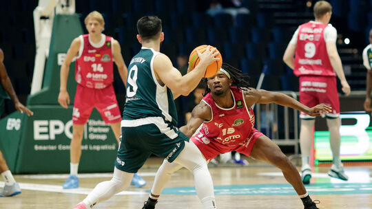 Die Defensive bei den Baskets (rote Trikots) steht. Doch in diesem Jahr macht die Offensive Sorgen. Die Defensive bei den Baskets (rote Trikots) steht. Doch in diesem Jahr macht die Offensive Sorgen.