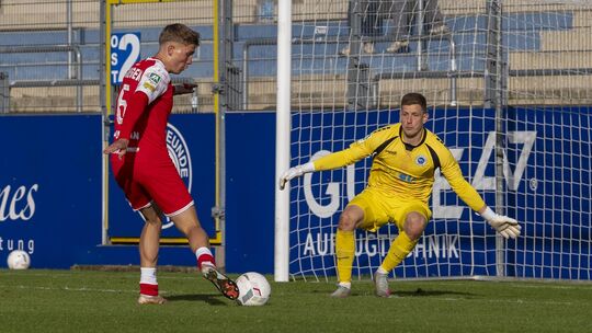Die Entscheidung: Leon Pursian (in Rot) lupft den Ball zum 4:1-Endstand aus Sicht seiner Sportfreunde Siegen über Lottes Schluss Die Entscheidung: Leon Pursian (in Rot) lupft den Ball zum 4:1-Endstand aus Sicht seiner Sportfreunde Siegen über Lottes Schluss