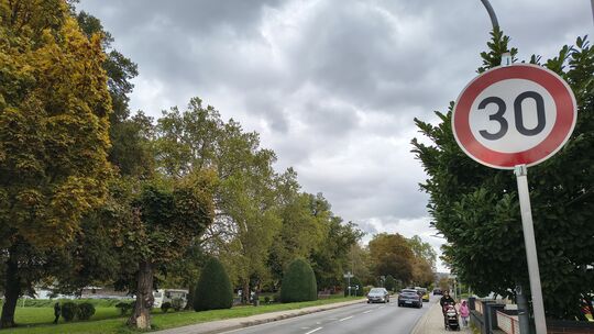 In der Sinziger Barbarossastraße dürfen nur noch 30 Stundenkilometer gefahren werden. Wie Büroleiter Markus Jüris erklärte, ist In der Sinziger Barbarossastraße dürfen nur noch 30 Stundenkilometer gefahren werden. Wie Büroleiter Markus Jüris erklärte, ist