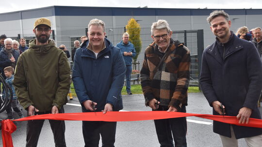 Sie führten die offizielle Verkehrsfreigabe der Werkszufahrt durch (von links): Julian Hommel (Ortsbürgermeister Rehe, Gerrit Mü Sie führten die offizielle Verkehrsfreigabe der Werkszufahrt durch (von links): Julian Hommel (Ortsbürgermeister Rehe, Gerrit Mü