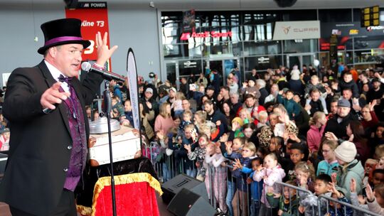 Am vierten Familientag am Nürburgring sorgte Zauberer Roy auf der Bühne des Radiosenders RPR1. für glänzende Augen bei vielen Ki Am vierten Familientag am Nürburgring sorgte Zauberer Roy auf der Bühne des Radiosenders RPR1. für glänzende Augen bei vielen Ki