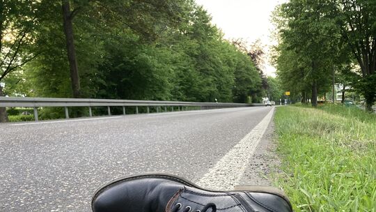Was passiert mit den einzelnen Schuhen, die oft an Autobahnen und Straßenrändern zu finden sind? Das wollten wir genauer wissen. Was passiert mit den einzelnen Schuhen, die oft an Autobahnen und Straßenrändern zu finden sind? Das wollten wir genauer wissen.